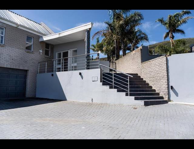 6 BEDROOM HOUSE FOR SALE IN PLATTEKLOOF